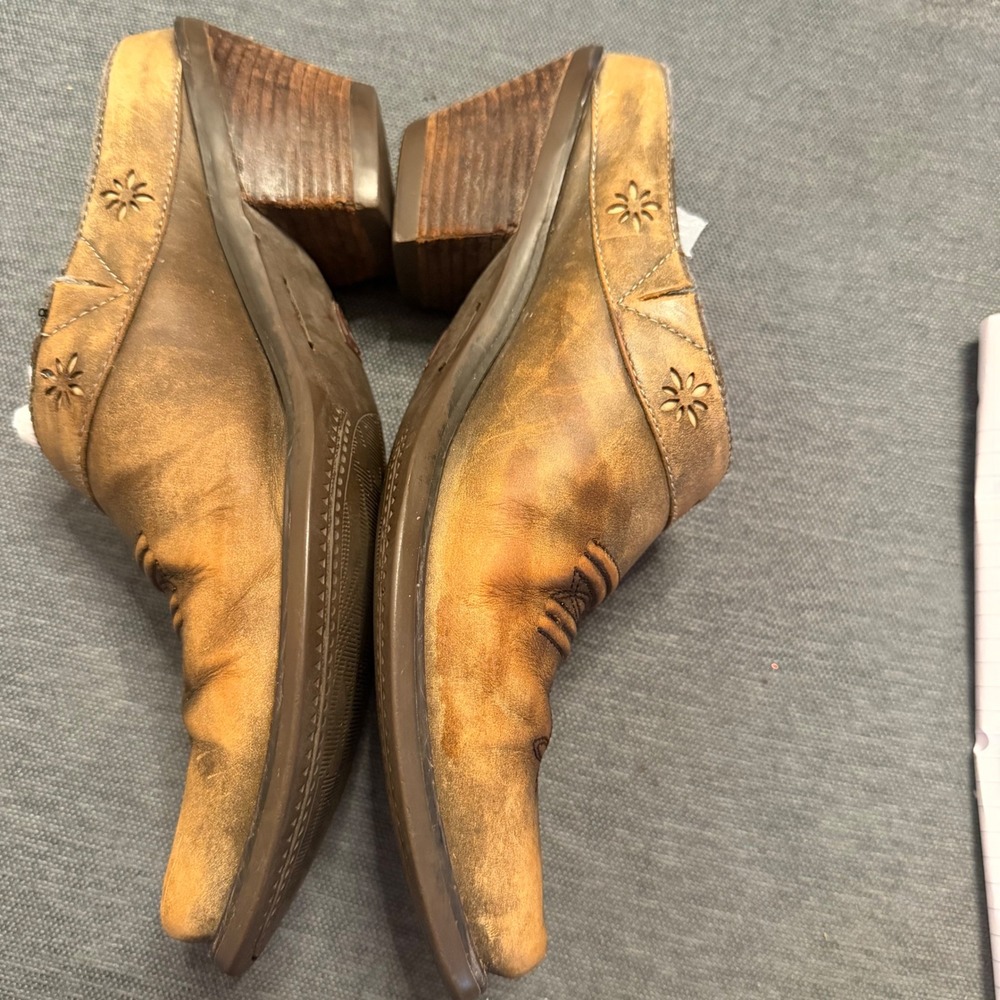 Ariat Womens Distressed Tan‎ Leather Western Mules Floral Embroidered Clogs 8.5M - Picture 4 of 6